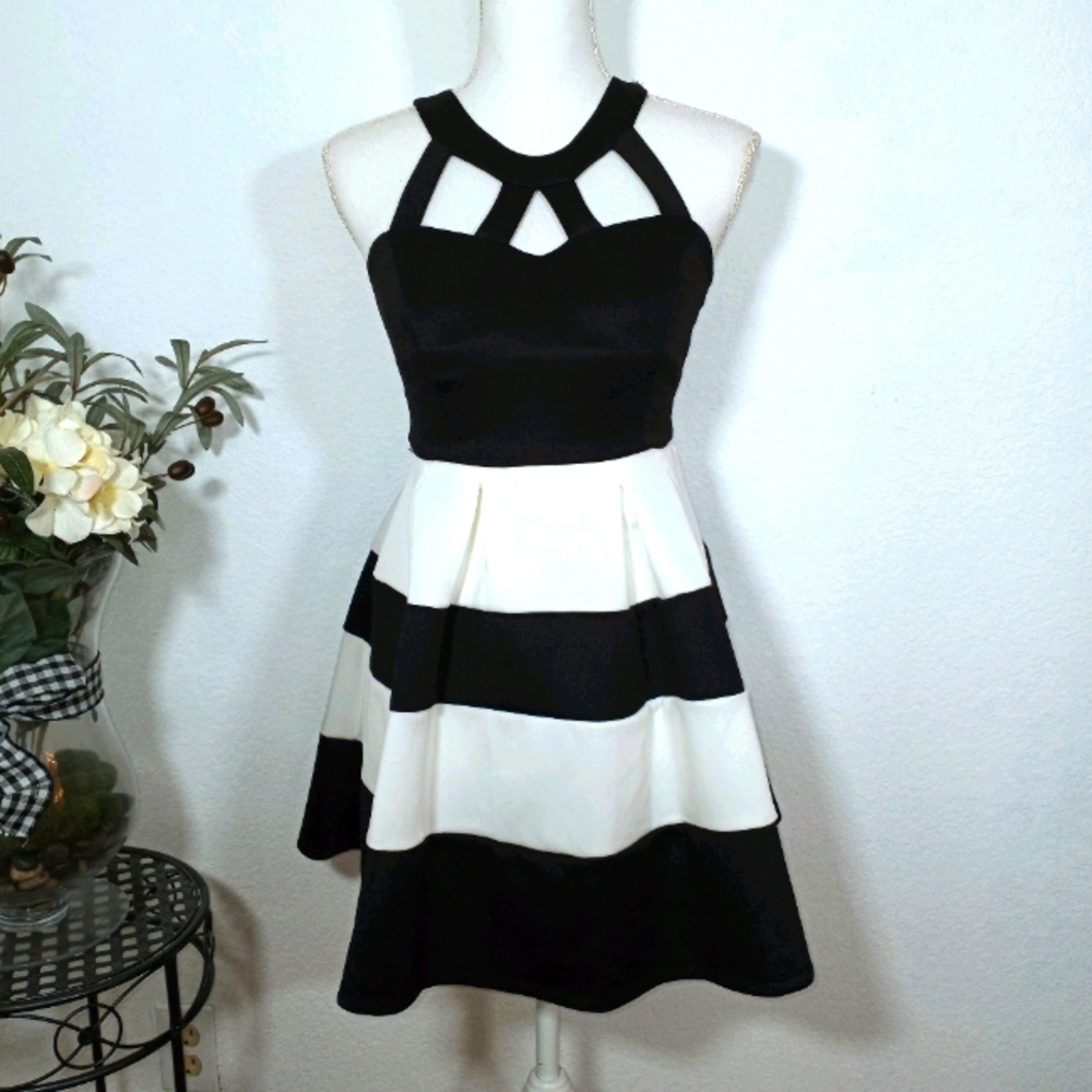 CRYSTAL DOLL BLACK & IVORY SKATER DRESS SZ. 1 EUC